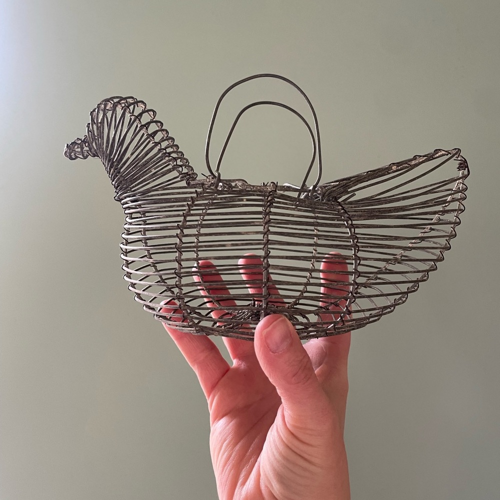 Vintage petite Wire Chicken-Shaped egg Basket